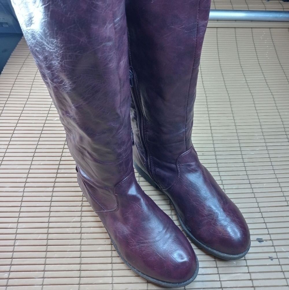 Journee Collection women's burgundy knee high side zip riding boot. Sz 8M. Some
